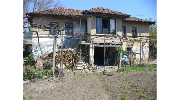 В тази къща в село Мрамор, община Тополовград, се е родил Желязко Демирев заедно с още 3 свои братя и 3 сестри.

