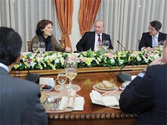 Владимир Путин е седнал между журналистите Силви Кауфман и Габор Щайнгарт.
СНИМКА: РОЙТЕРС
