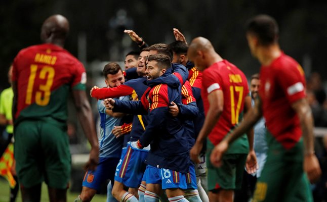 Испанците се радват след победата в Португалия, която ги направи четвъртия участник в битката за трофея от Лигата на нациите заедно с Нидерландия, Италия и Хърватия.