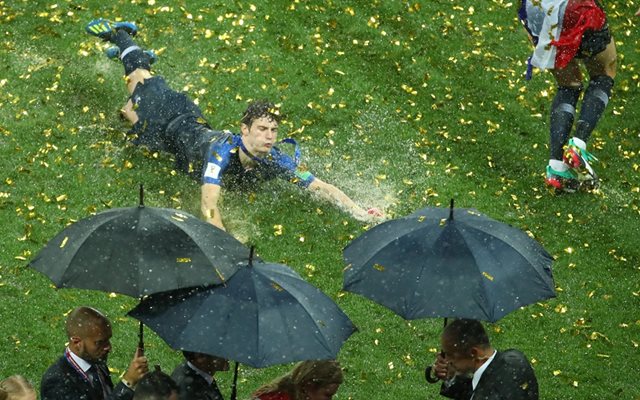 Бенжамен Павар се плъзга по наводнения терен на “Лужники” след финала на световното първенство, спечелен от французите с 4:2 срещу Хърватия.