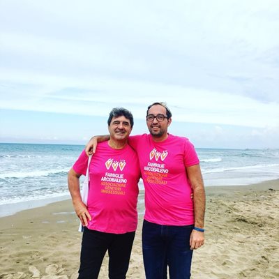 Киров и Бартолини с тениски на Асоциацията на хомосексуалните родители
