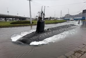 Според шегобийците пътните полицаи ще патрулират с подводница на "Скобелева майка" Снимки: Фейсбук група "Забелязано в Пловдив"