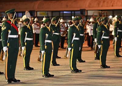 Почетната гвардия на Барбадос посреща принЧарлз на летището.