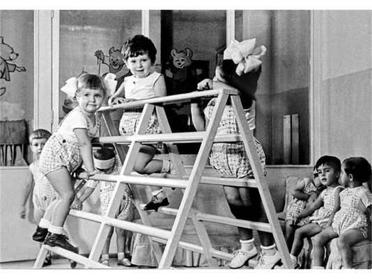 Росица Кирилова (вляво, с белите панделки) в детската градина.