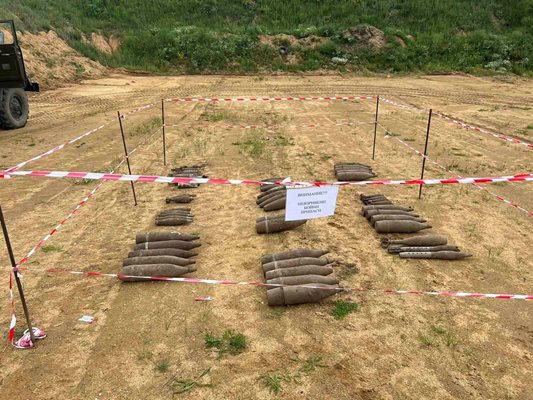 Невзривените бойни припаси са открити в частен имот между селата Шейново и Ясеново СНИМКА: МО