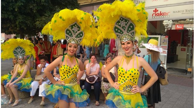 Пищни бразилски танцьорки внесоха колорит по главната улица на Пловдив. Снимки: Авторът