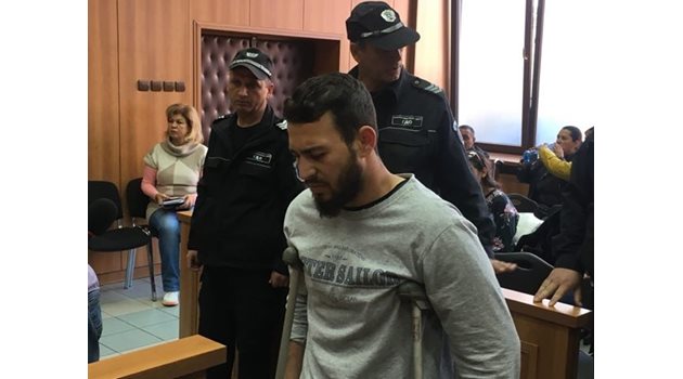 20-годишният Андон Огнянов дойде с патерици в съда.Снимки: Радко Паунов