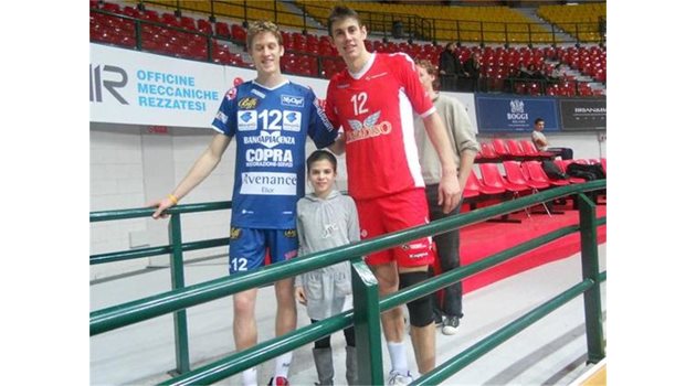 Националите Макс Холт (вляво) и Рууни са любимци на децата и в Италия, където се състезават този сезон.