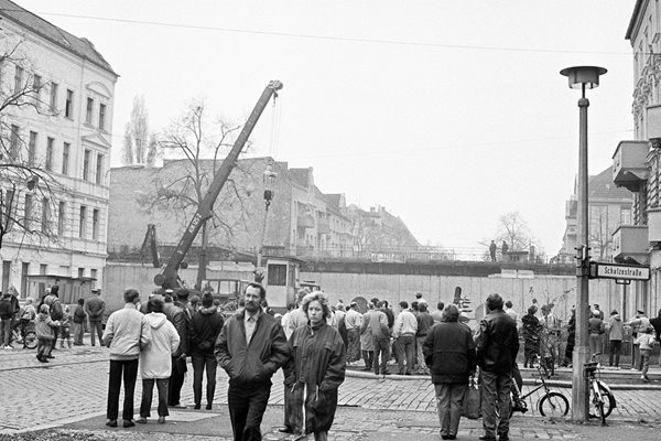 11 ноември 1989 г.  Кран вдига караулка от  Берлинската стена на “Шулцещрасе”, квартал “Панкоф” в Берлин.   СНИМКИ: РУМЯНА ТОНЕВА