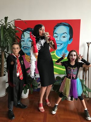 Ани Филипова празнува Хелоуин с близнаците си в Хонконг. Тя е щастлива, че вече има повече време за съпруга и децата си.