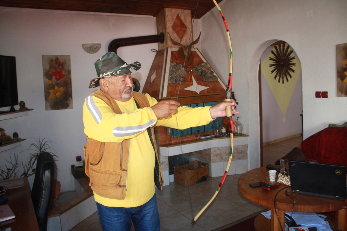 Родопчанин се върна от Канада след 40 г., прави индиански лъкове на село