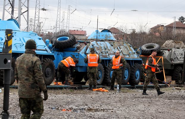 Товаренето на БТР-ите за Украйна започна във вторник.