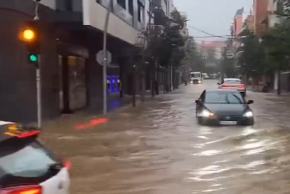 Буря връхлетя и наводни Барселона, във Валенсия още издирват изчезнали хора (Видео)