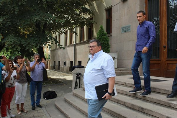 Главният прокурор Сотир Цацаров излиза от съдебната палата в Пазарджик, за да се срещне с очакващите го журналисти.
