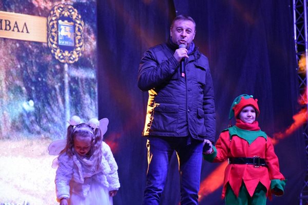 Кметът Атанас Камбитов поздрави благоевградчани с идващите празници.
