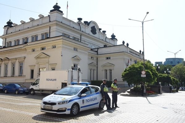 Множество полицаи пазеха сградата на парламента СНИМКА: Велислав Николов