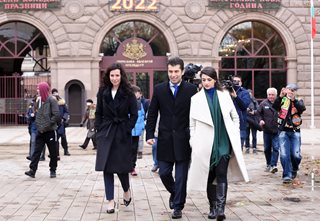 Яна Балникова и Лена Бориславова (вдясно) с Кирил Петков на излизане от президентството в събота, когато Румен Радев му връчи мандата за съставяне на правителството.