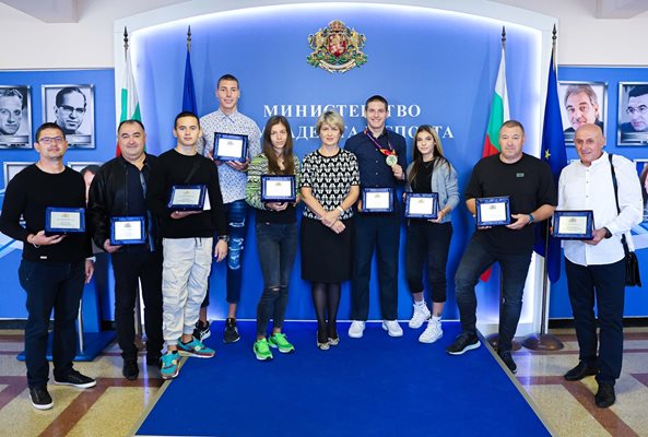Министър Лечева  с наградени спортисти

Снимка: Министерство на младежта и спорта