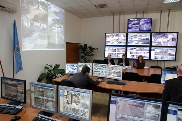 Картината от камерите в София се следи в общинския оперативен център.