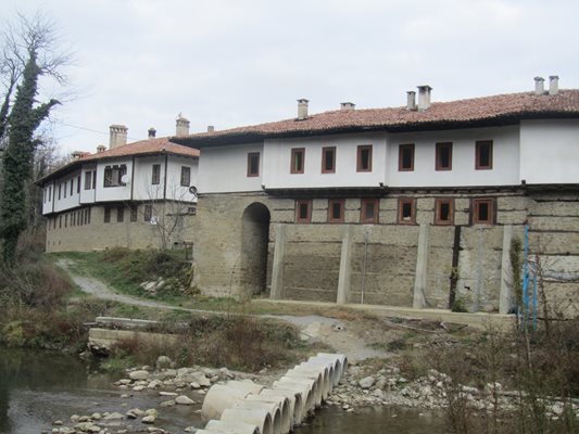 Килифаревския манастир и отнесения от наводнение мост пред него