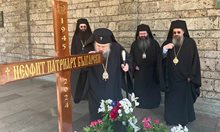 Синодът се поклони пред гроба на патриарх Неофит (снимки)