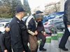 Учителят по физическо от Бургас, убил майка си, безмълвен в съда