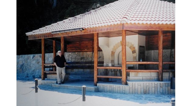 Чападжиев пред чешма в Родопите, изградена с дарени от него средства.