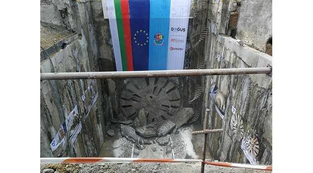Тунелопробивната машина "Витоша" изкопа тунелите за третата линия на метрото и излезе днес до бъдещата метростанция при "Театър зад канала" СНИМКИ: Пиер Петров