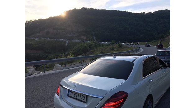 Колоната от автомобили на Маказа в посока България е 7 км и чакането е с часове. Снимки: 24 часа