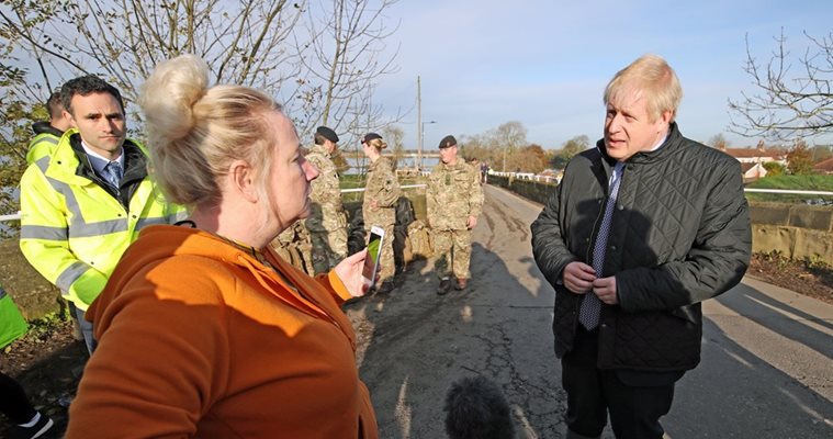 Борис Джонсън, който е в предизборна кампания, бе посрещнат "ледено" в засегнатите от наводнения райони на северна Англия. Снимки РОЙТЕРС