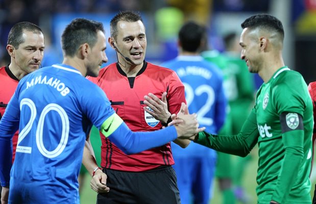 Капитаните на "Левски" и "Лудогорец" - Живко Миланов и Марселиньо, преди началото на мача на "Герена". СНИМКА: SPORTAL.BG