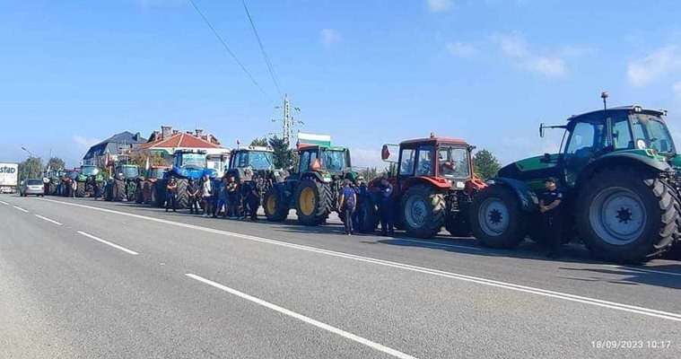Машини на протестиращите земеделски производители са тръгнали към София. Снимка 24 ЧАСА