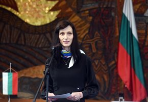 Мария Габриел в Скопие: Няма двустранен проблем между България и С. Македония