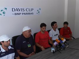 Димитър Господинов (крайният вдясно) е новият капитан за купа "Дейвис". 