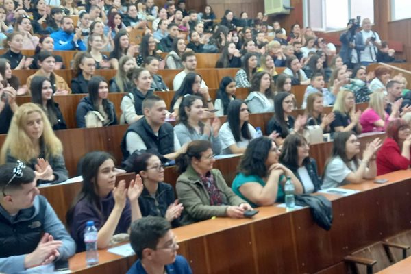 Студентите по време на срещата с двете големи спортни звезди на България.