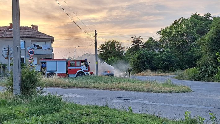 Огнеборците загасиха пламналата кола в Баня.