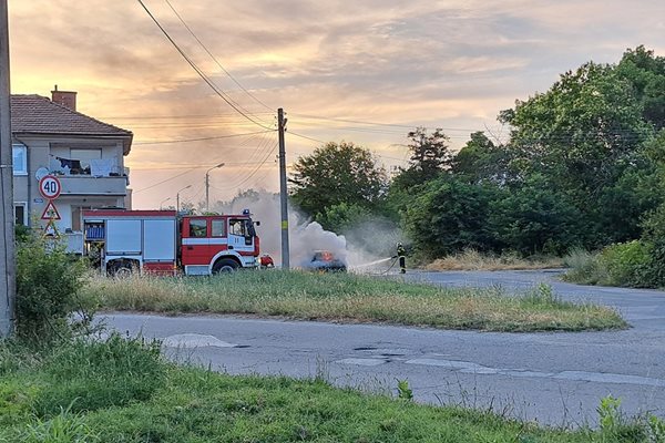 Огнеборците загасиха пламналата кола в Баня.