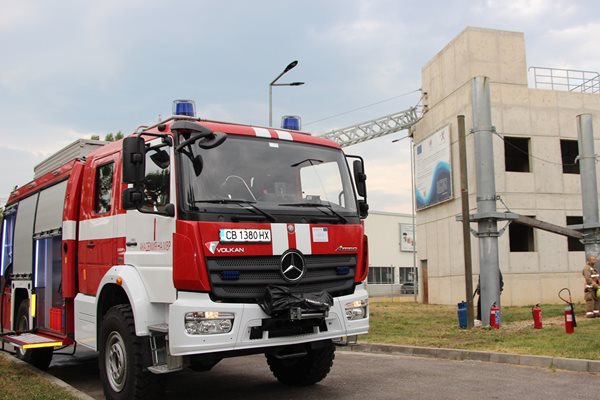 Три екипа огнеборци са на място на голям пожар в зоната на завод „Язаки". СНИМКА: АРХИВ