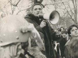 Костов с мегафон на протест пред парламента на 10 януари 1997 г.