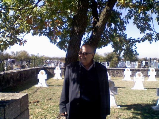Проф. Божидар Димитров до паметната плоча в сторото войнишно гробище в Ново село, Македония