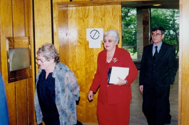 Вера Мутафчиева при удостояването  с “доктор хонорис кауза” на Нов български университет през 2000 г., придружена от Иванка Апостолова (тогава ректор на НБУ) и Богдан Богданов.