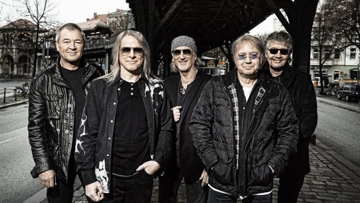 Този състав на Deep Purple е неизменен от 20 години – от ляво на дясно - Иън Гилън, Стийв Морз, Роджър Глоувър, Иън Пейс и Дон Еъри