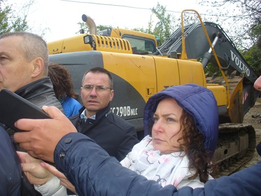 На място дойде и евродепутатът от ВМРО Ангел Джамбазки, който похвали местната власт в Стара Загора за действията й срещу незаконното строителство.
