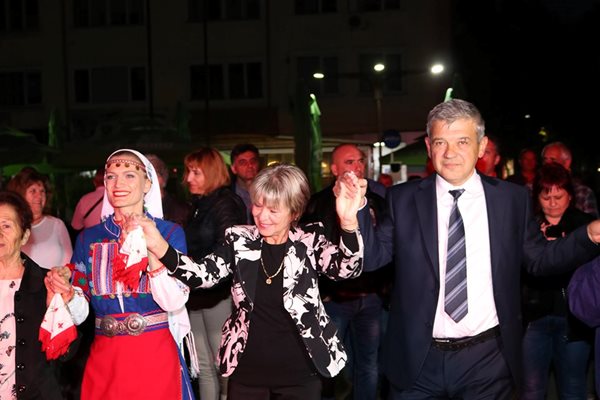 Румен Томов и жена му Маруся на празничното хоро след избора му за кмет