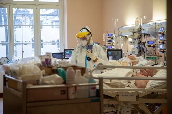 Медик се грижи за пациенти с коронавирус в COVID отделение в Полша.
СНИМКА: Ройтерс 