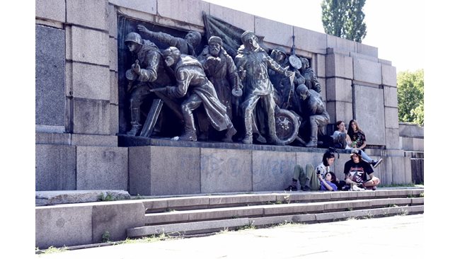 Juveniles arrested for “Save Ukraine!”  of the monument to the Soviet Army in Sofia?