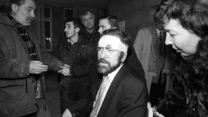В протестите срещу управлението на БСП участва и пострада Филип Димитров, премиер на първото правителство на СДС, което падна от власт в края на 1992 г. след неуспешен вот на доверие.
