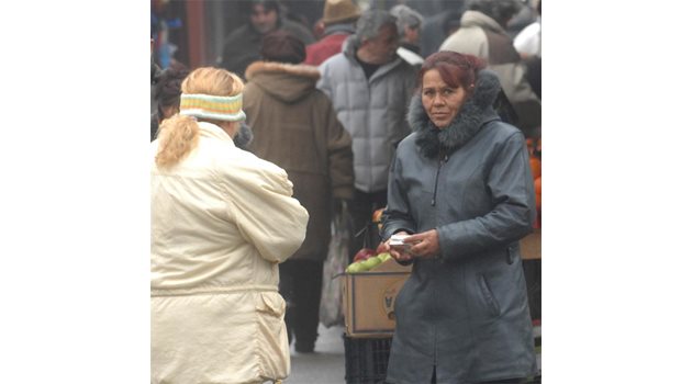 ДИЛЪР: Ромите по пазарите са последната брънка във веригата на контрабандния канал. 
