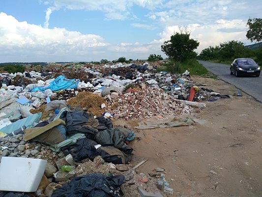 Камарите със строителни отпадъци са завзели голям терен край пътя Асеновград-Кърджали