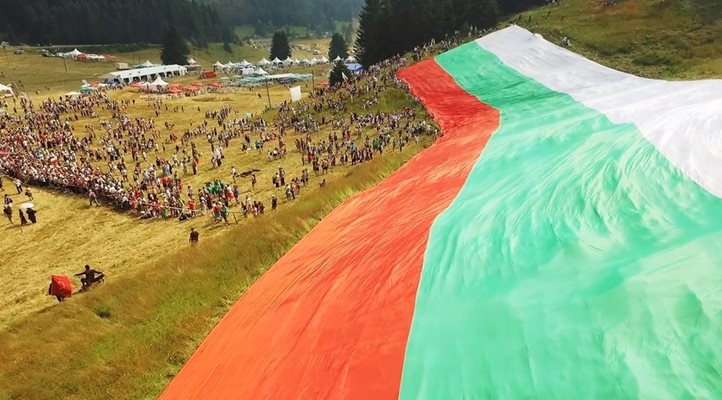 Преди няколко години най-голямото българско знаме бе представено и заснето на събора в Рожен.